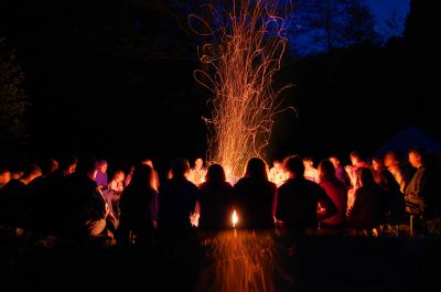 Feuerrunde am Abend auf dem Pfingstlager 2010